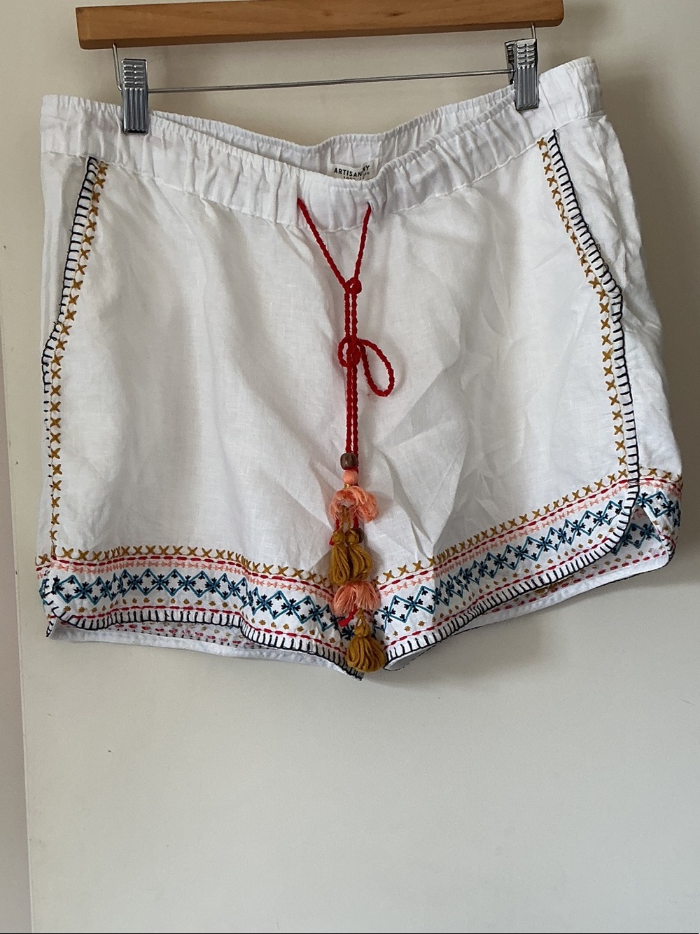 ARTISAN NY White Linen Embroidered Women’s Shorts with Tassel Drawstring